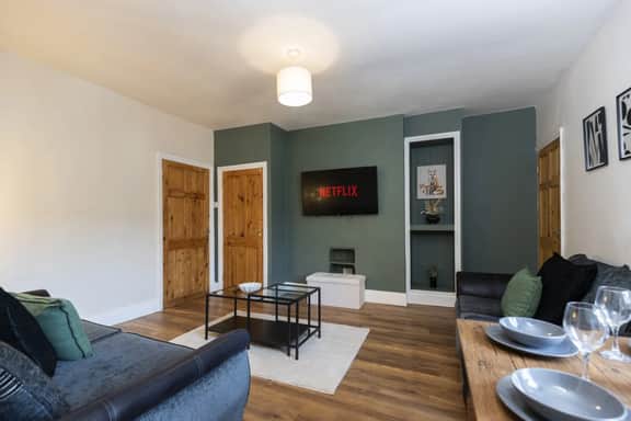 Gateshead 2BR Home - Near Town & Metro Access - Image 2