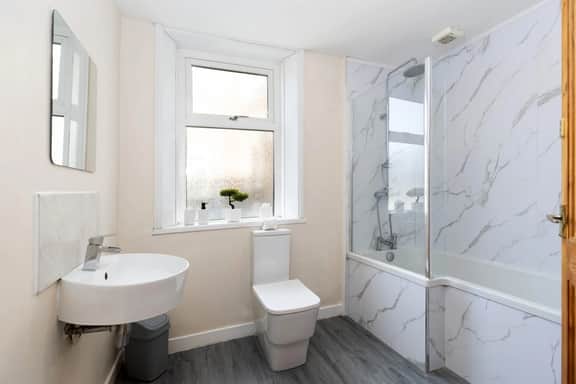 Gateshead 2BR Home - Near Town & Metro Access - Image 5