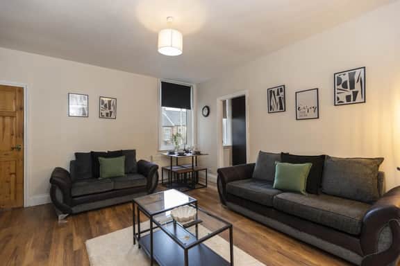 Gateshead 2BR Home - Near Town & Metro Access - Image 3