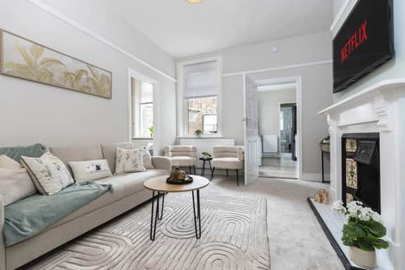 Gateshead 2BR Flat - Near Town & Metro Access - Image 2