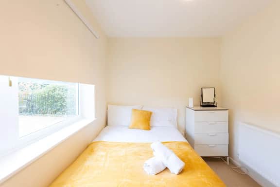 Grand 5BR Home in Market Harborough with Free Parking - Image 3