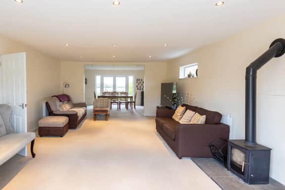 Grand 5BR Home in Market Harborough with Free Parking - Image 2