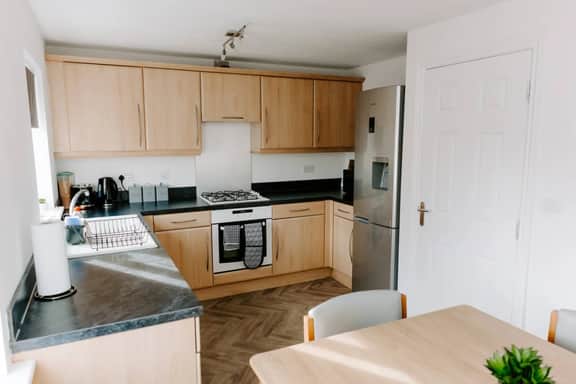 Hardwick Haven – Modern 3BR Townhouse Retreat with Free Parking - Image 2