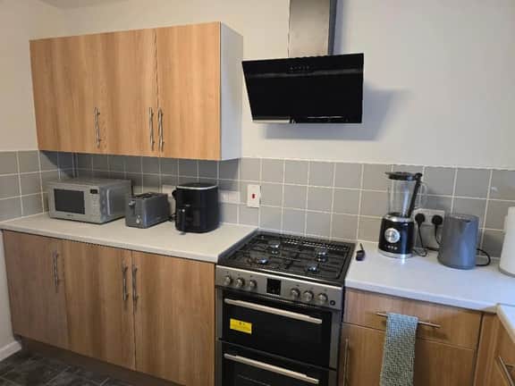 Hornchurch Cozy 2-Bed Flat with Street Parking - Image 5