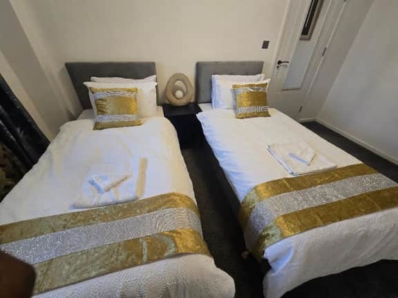 Hornchurch Cozy 2-Bed Flat with Street Parking - Image 4
