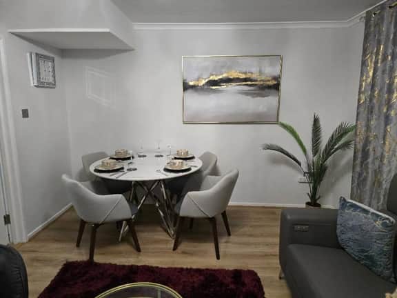 Hornchurch Cozy 2-Bed Flat with Street Parking - Image 3