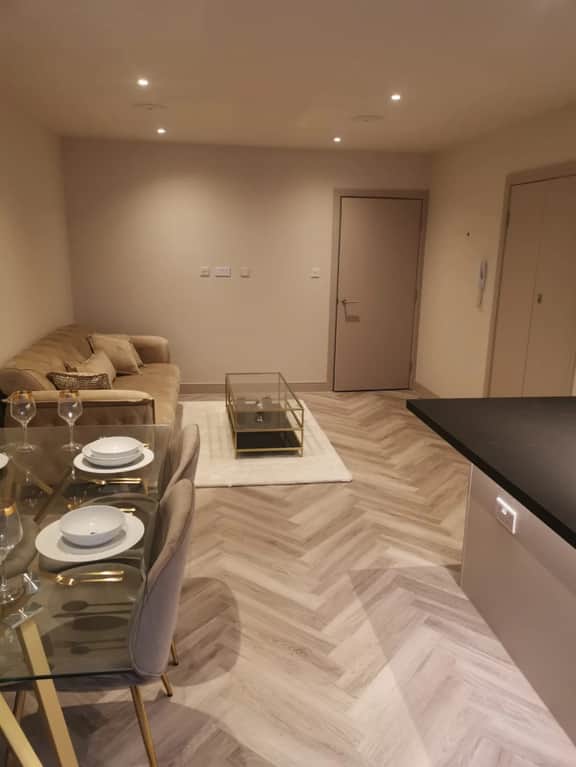 London 2BR Retreat with Free Parking & City Access - Image 3