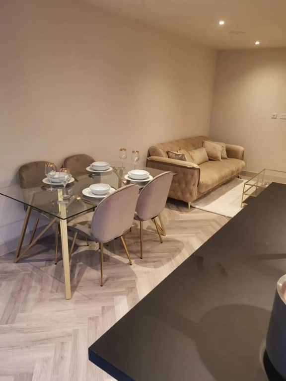 London 2BR Retreat with Free Parking & City Access - Image 2