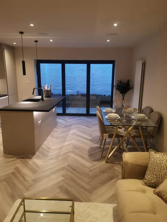 London 2BR Retreat with Free Parking & City Access - Image 5
