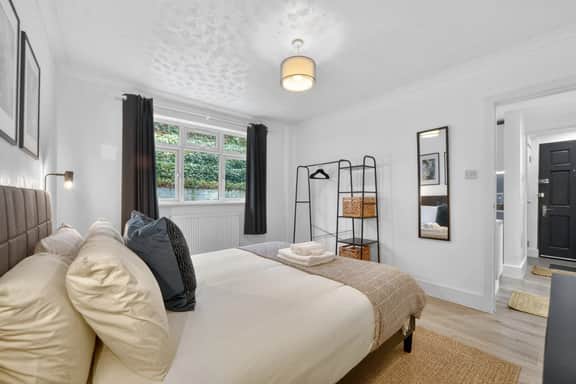 Madeira 2BR Garden Retreat in Bromley with Street Parking - Image 5