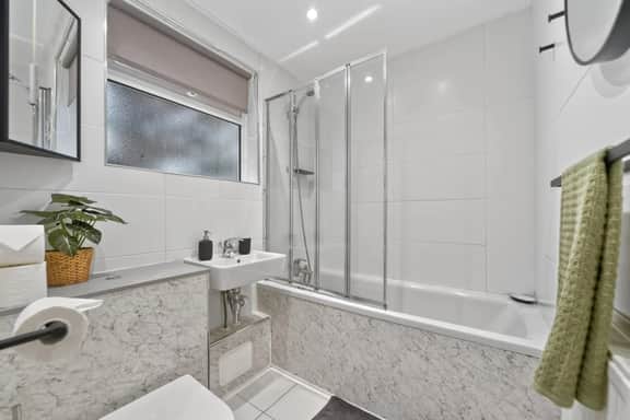 Madeira 2BR Garden Retreat in Bromley with Street Parking - Image 4