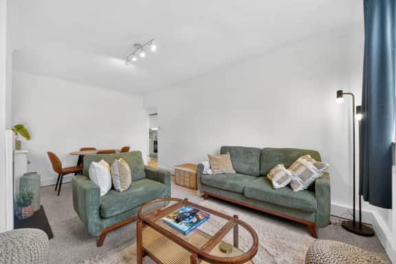Madeira 2BR Garden Retreat in Bromley with Street Parking - Image 4
