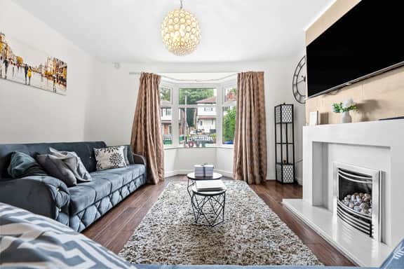 Modern & Spacious 4-Bedroom Residence in Crumpsall - Image 2