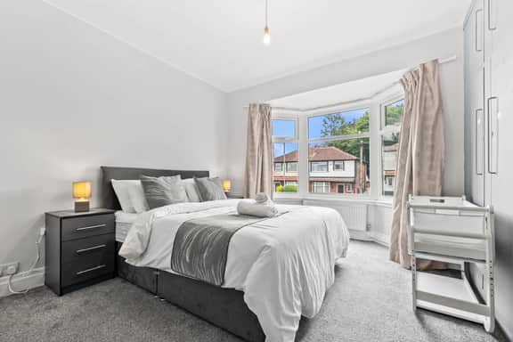 Modern & Spacious 4-Bedroom Residence in Crumpsall - Image 5
