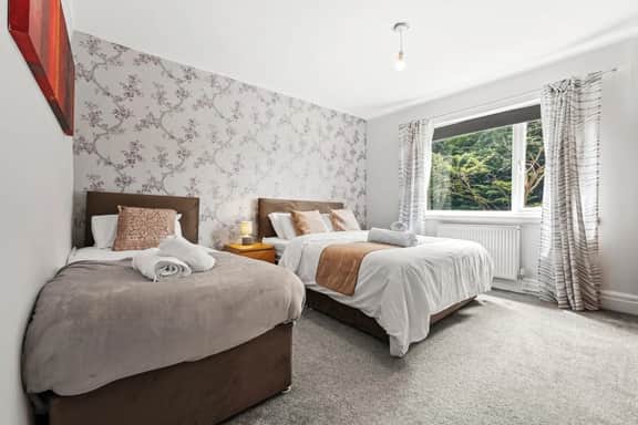 Modern & Spacious 4-Bedroom Residence in Crumpsall - Image 4