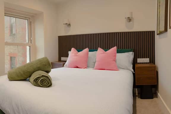 Modern 3BR Flat in Central Plymouth Free Parking Sleeps 6 - Image 4
