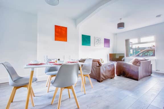Modern 3-Bed Home Sleeps 6 with Parking & Fast WiFi Perfect for Contractors & Long Stays - Image 2