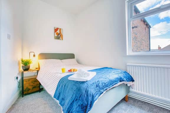 Modern 3-Bed Home Sleeps 6 with Parking & Fast WiFi Perfect for Contractors & Long Stays - Image 5