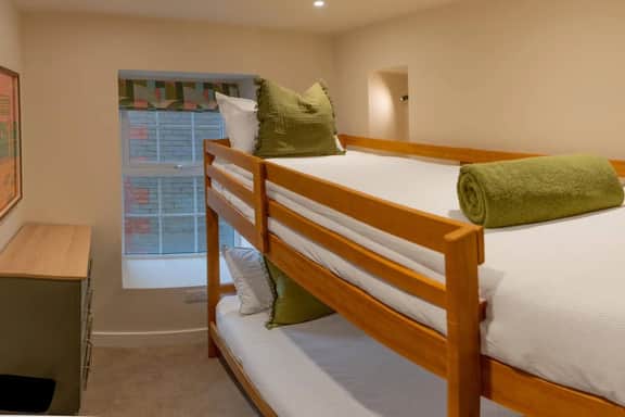 Modern 3BR Flat in Central Plymouth Free Parking Sleeps 6 - Image 5