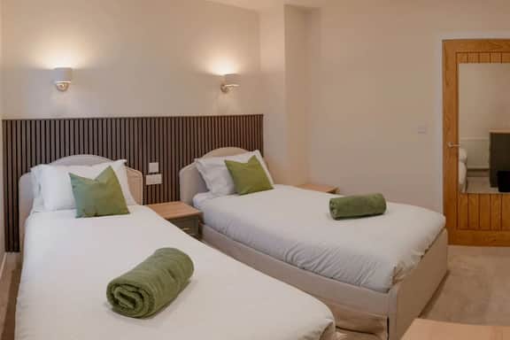 Modern 3BR Flat in Central Plymouth Free Parking Sleeps 6 - Image 3
