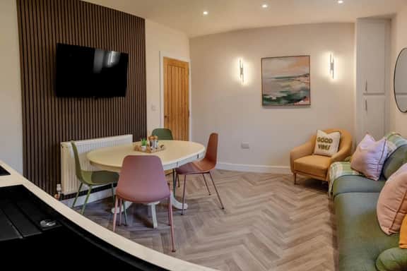 Modern 3BR Flat in Central Plymouth Free Parking Sleeps 6 - Image 2