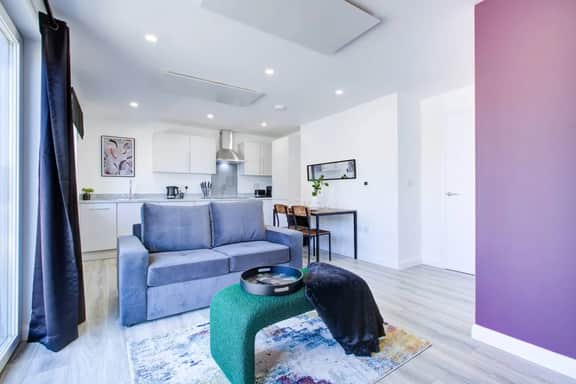 Penny Place Retreat – Central 2BED 2BATH by Station + Free Parking - Image 3