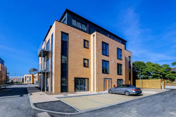 Penny Place Retreat – Central 2BED 2BATH by Station + Free Parking - Image 4