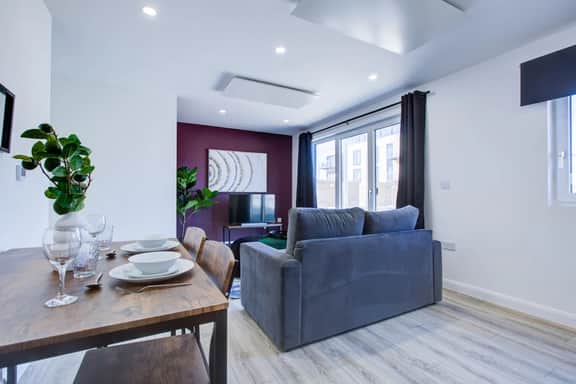 Penny Place Retreat – Central 2BED 2BATH by Station + Free Parking - Image 5
