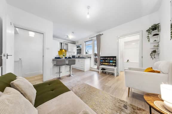 Powder Mill Retreat - 2BR Modern Flat for 4 - Image 2