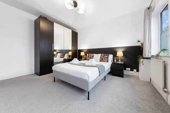 Powder Mill Retreat - 2BR Modern Flat for 4 - Image 3