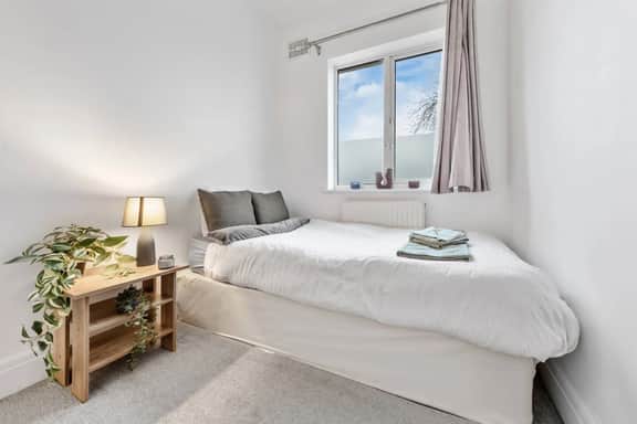 Powder Mill Retreat - 2BR Modern Flat for 4 - Image 4