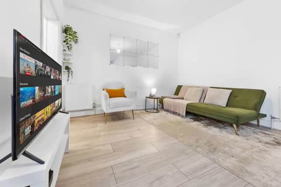 Powder Mill Retreat - 2BR Modern Flat for 4 - Image 5
