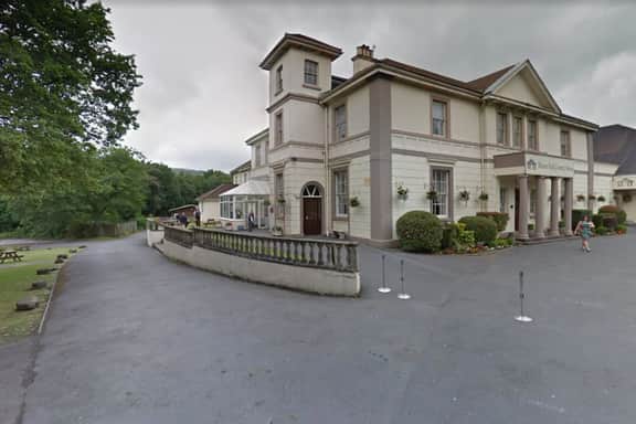 Room 2 Manor Park Country House in Swansea - Image 3