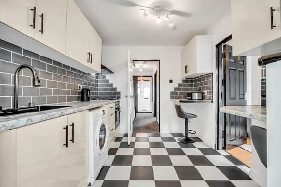 Spacious 4-Bedroom Haven in Orpington Retreat - Image 4