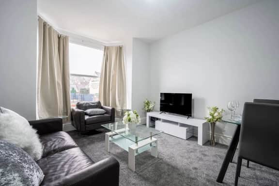 Spacious 5BR Sheffield Home | Sleeps 10 | Near City Centre - Image 2