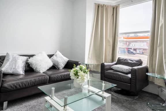 Spacious 5BR Sheffield Home | Sleeps 10 | Near City Centre - Image 3