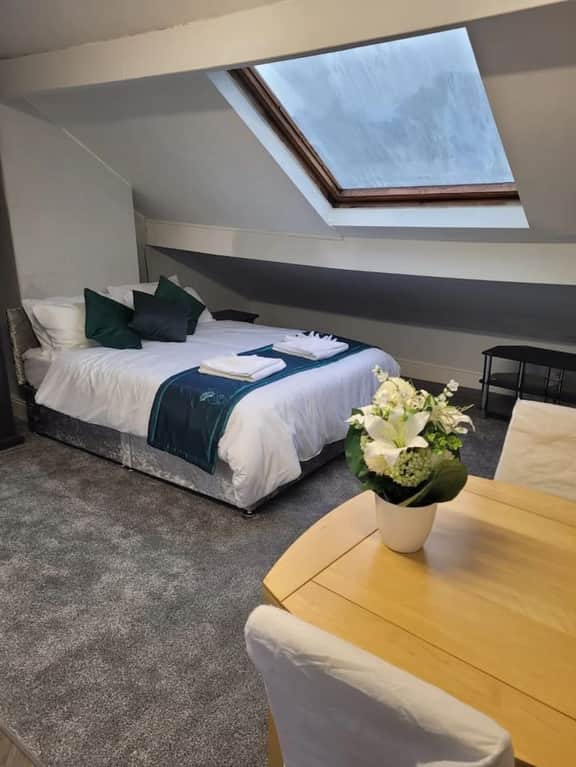 Spacious 5BR Sheffield Home | Sleeps 10 | Near City Centre - Image 5