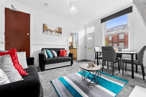 Spacious Leeds Home | Sleeps 6 | Free Parking - Image 2