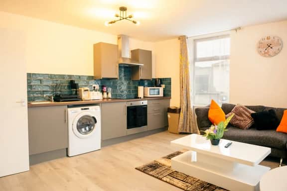 Stylish 3-Bed Flat Near Cardiff City Centre & Uni - Image 2
