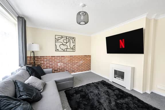 The Ipswich Snug Spacious 3BR Retreat FREE Parking - Image 3