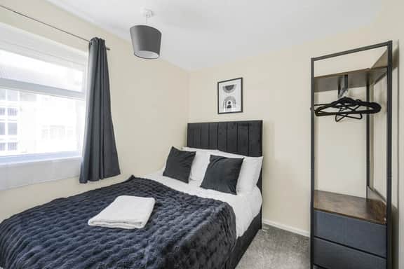 The Ipswich Snug Spacious 3BR Retreat FREE Parking - Image 4