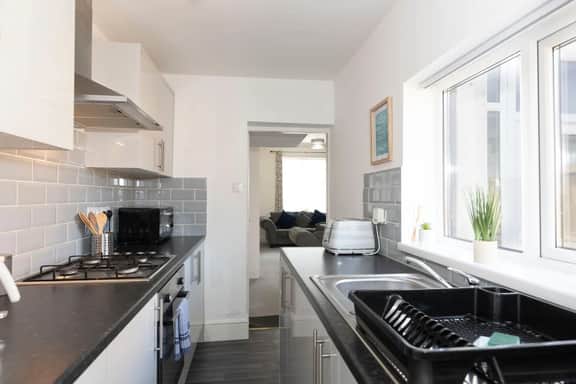 The Maple Haven – Spacious 3BR w/FREE Parking - Image 5