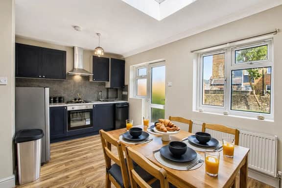 Wembley Garden Retreat |4BR|Sleeps 7|Near Station - Image 4