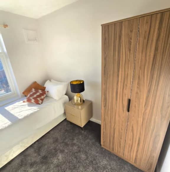 West Midlands Home - 3BR w/FREE Parking and WIFI - Image 3