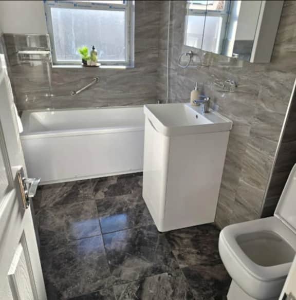 West Midlands Home - 3BR w/FREE Parking and WIFI - Image 5