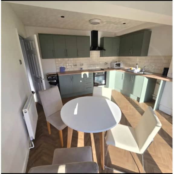 West Midlands Home - 3BR w/FREE Parking and WIFI - Image 5