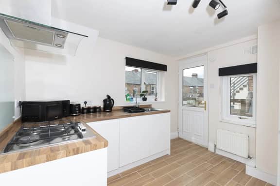 Gateshead 2BR Home - Near Town & Metro Access - Image 2