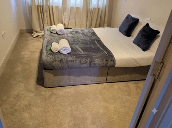 London 2BR Retreat with Free Parking & City Access - Image 4