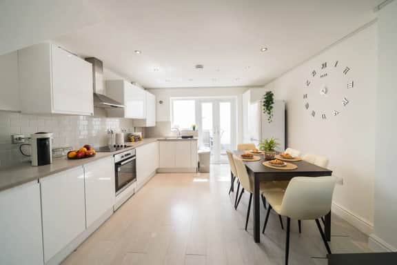 Premium 3 Bed Cardiff City Sleeps 9 with Free Parking - Image 2