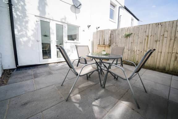 Premium 3 Bed Cardiff City Sleeps 9 with Free Parking - Image 4
